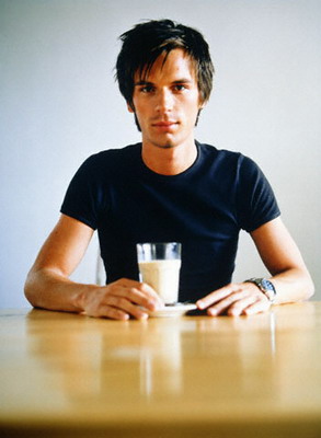 时尚男士“吃”掉小肚子