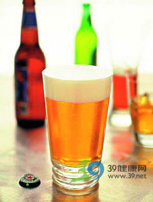 夏季喝冰镇啤酒要注意！